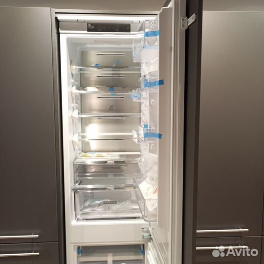 Встраиваемый холодильник Whirpool WHC20T352