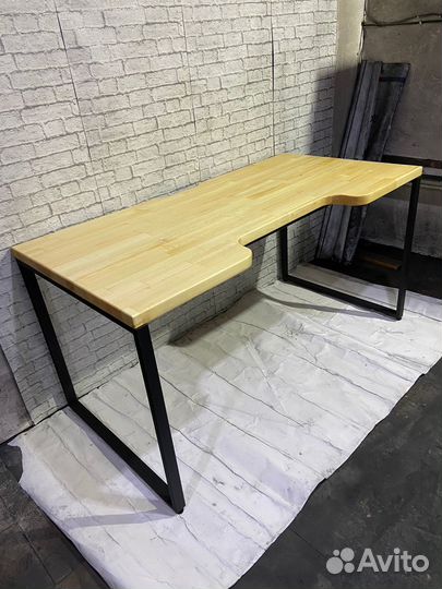 Стол компьютерный в стиле лофт с вырезом