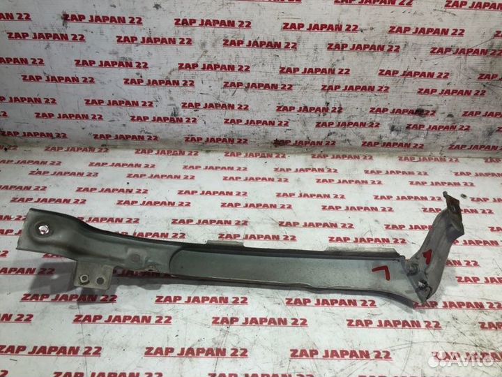 Планка под фару передняя левая Mitsubishi Pajero