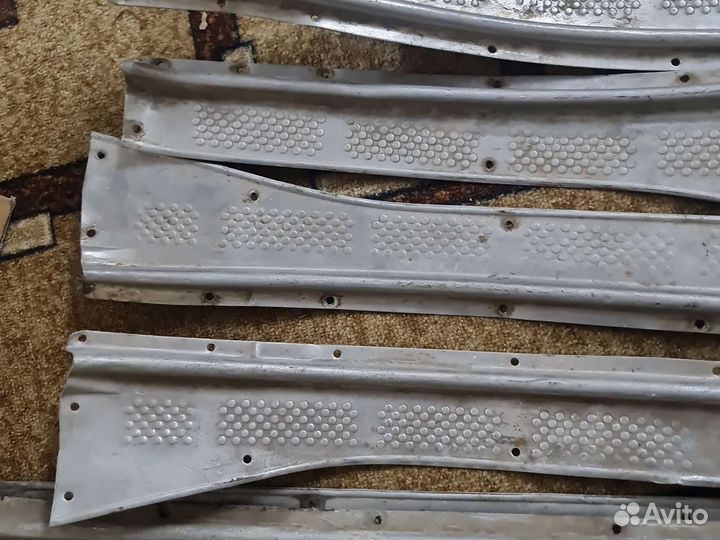 Накладки порогов газ 21