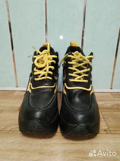 Кроссовки женские