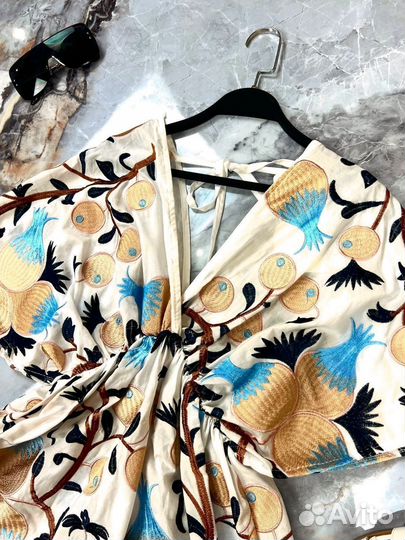 Платье с ярким принтом