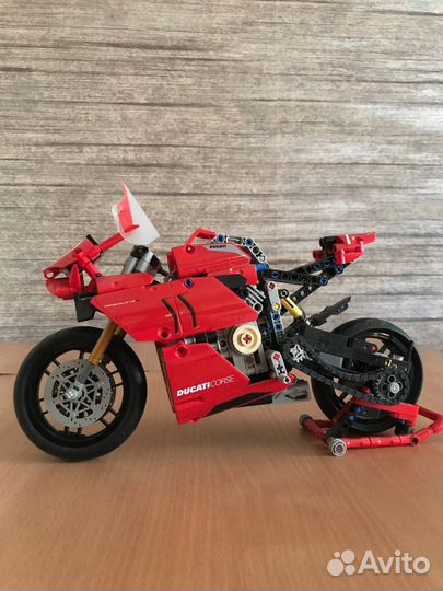 Lego Technic Ducati Panigale V4 R
