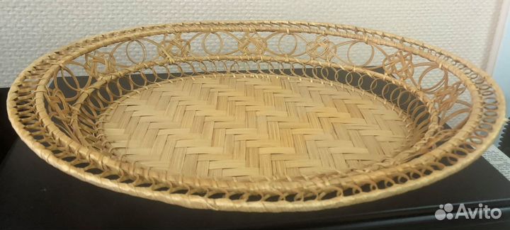 Два подноса плетеных овальных