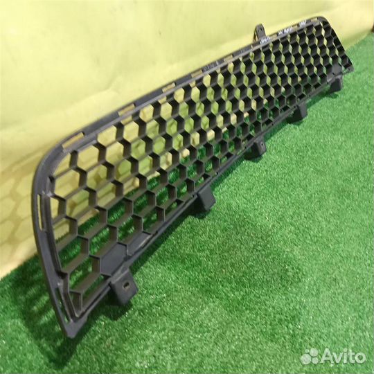 Решетка в бампер центральная Mitsubishi Pajero /M