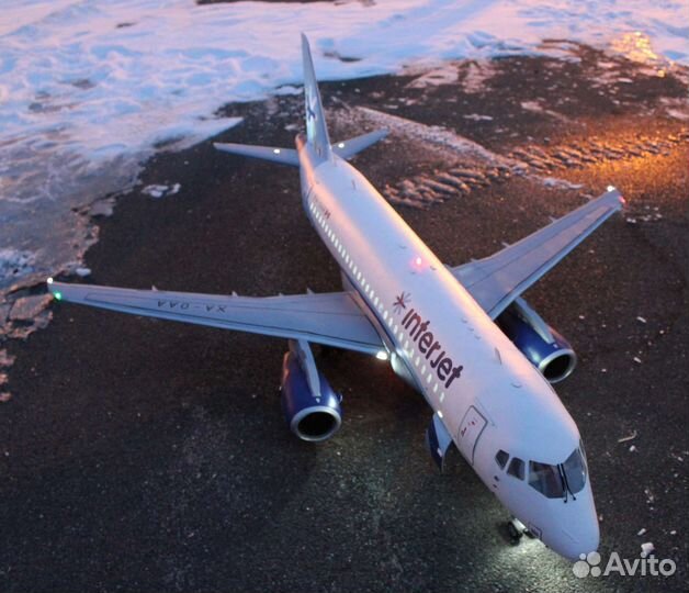 Модель самолёта Суперджет 100