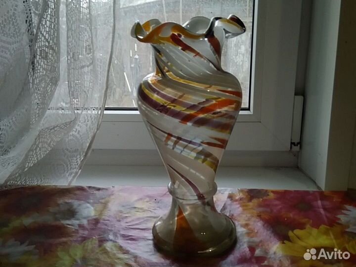 Вазы из молочно-цветного и цветного стекла