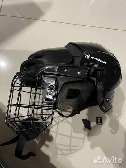 Хоккейный шлем (сломанный )