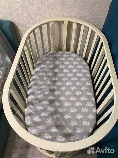 Детская кроватка с маятником