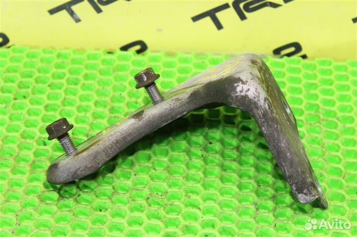 Кронштейн привода, полуоси передний правый Mazda