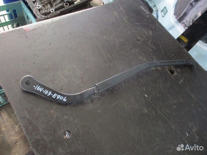 Щеткодержатель левый BMW E91 LCI s1086797