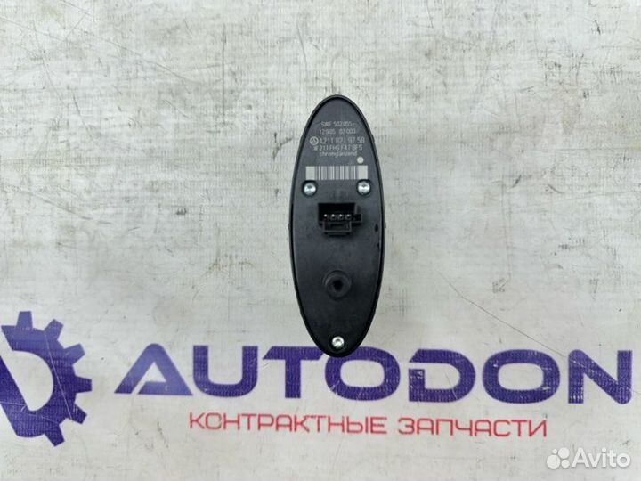 Кнопка стеклоподъемника передняя правая Mercedes
