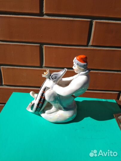 Фарфоровая статуэтка 
