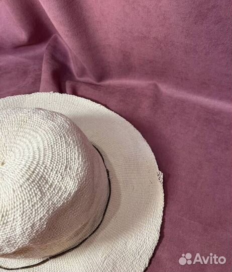 Шляпа соломенная с широкими полями плетеная