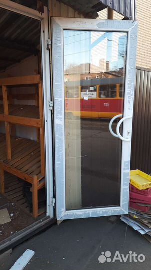 Квадратные трубы жестянки двери пенопласты