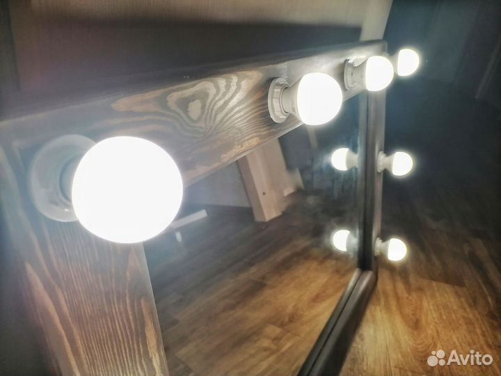 Гримерное зеркало с лампочками