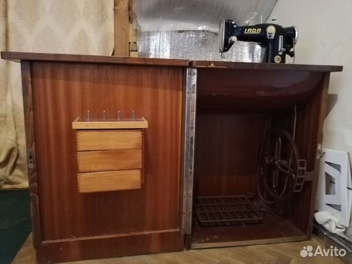 Швейная машинка кабинетная Лада Чехословакия