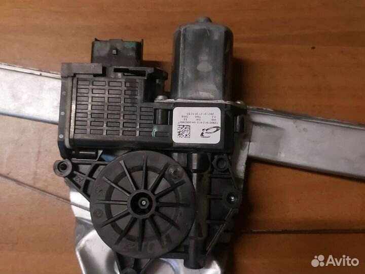 Renault duster 2020-2022- стеклоподъемник левый