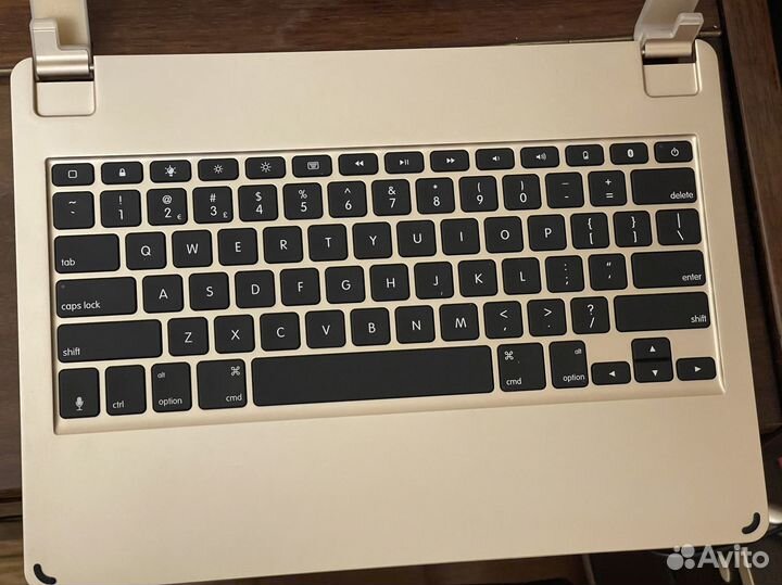 Клавиатура с креплением для планшета