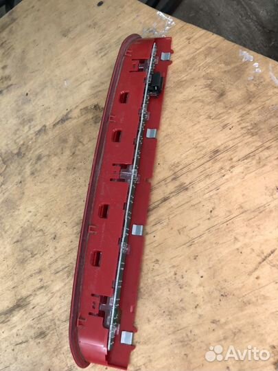 Фонарь на крышку багажника Volkswagen Tiguan 2010