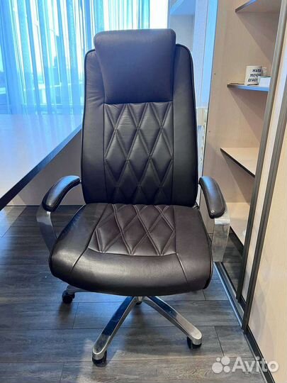 Офисное кресло руководителя