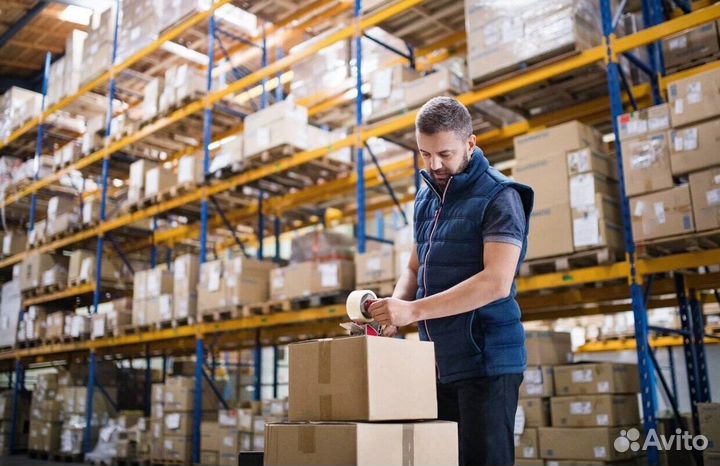 Работник склада с тсд