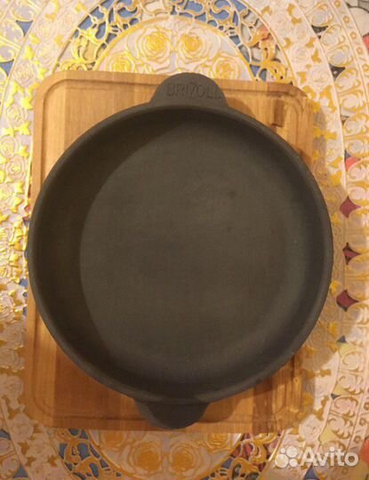 Сковорода на подставке и 2 чугуннные