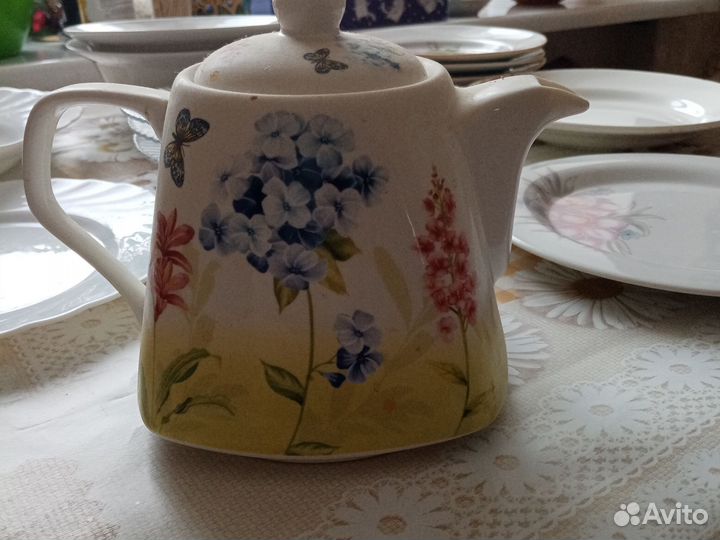 Посуда (кружки, стаканы, тарелки)