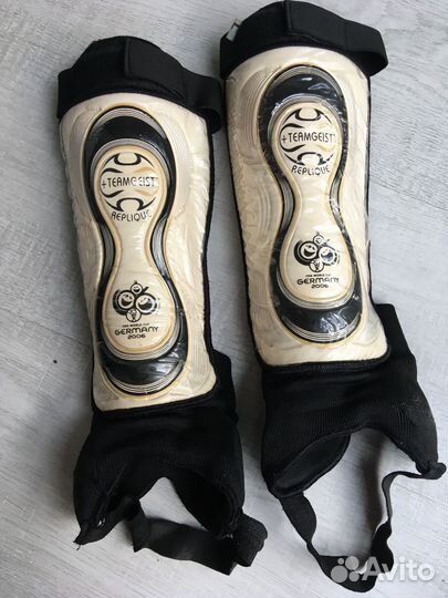 Щитки футбольные