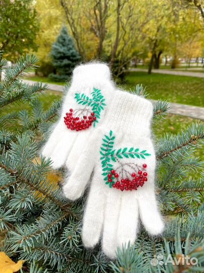 Перчатки женские пуховые с вышивкой Рябиновые бусы