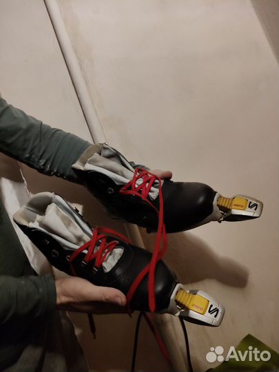 Антикварные лыжные ботинки с крепежами