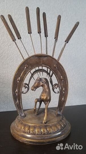 Лошадь с ножами