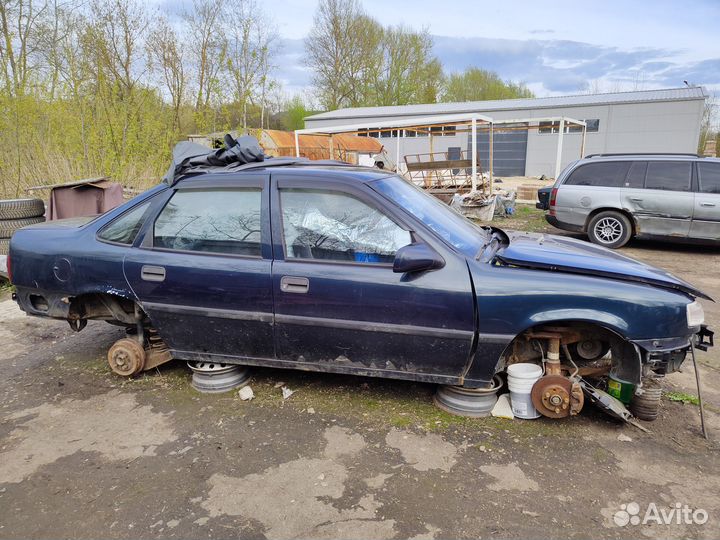 Opel Vectra 1.6 МТ, 1994, битый, 419 708 км