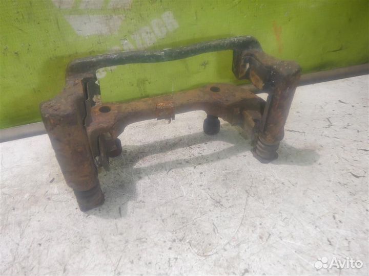 Скоба суппорта переднего Вольво 940