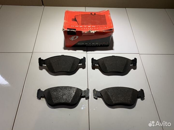 Передние тормозные колодки Volvo S70/V70 97-01