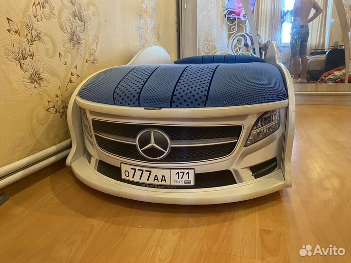 Детская кровать машина