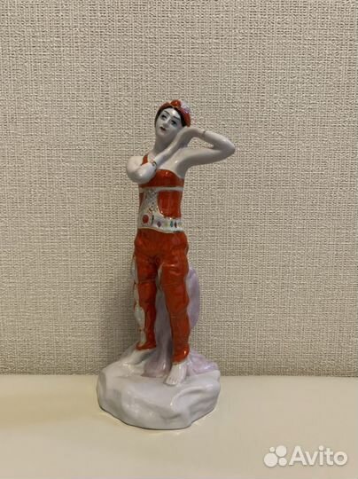 Фарфоровая статуэтка Баядерка
