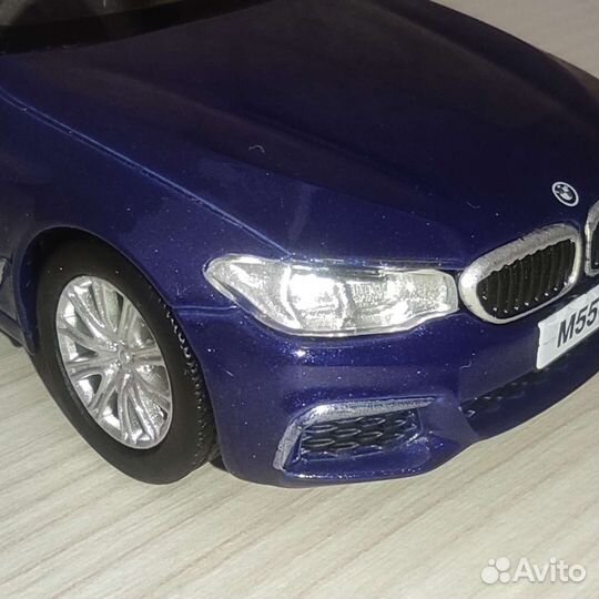 Модель BMW M550i 1:32