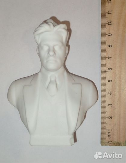 Бюст Маяковский