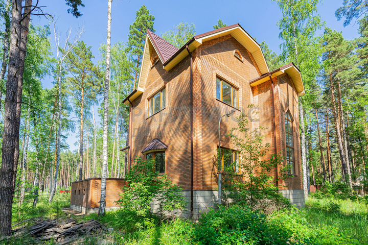 Коттедж 294 м² на участке 15 сот.