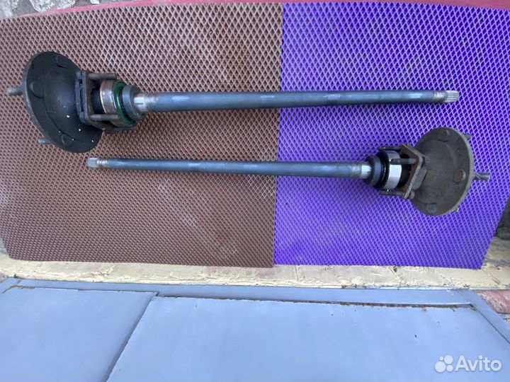 Полуось нива