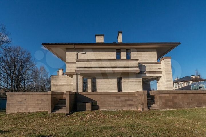 Дом 1028,6 м² на участке 33,8 сот.