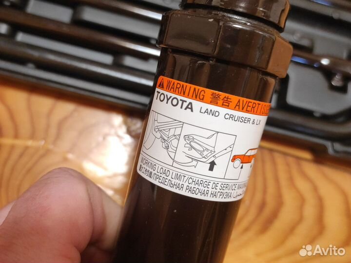 Домкрат и набор ключей Toyota land cruiser 200