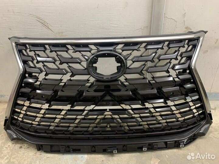 Решетка радиатора Lexus Lx570