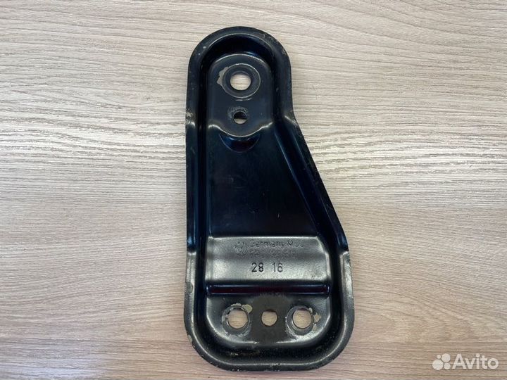 Кронштейн подрамника передний правый Volkswagen