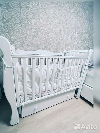 Детская кроватка с маятником и ящиком