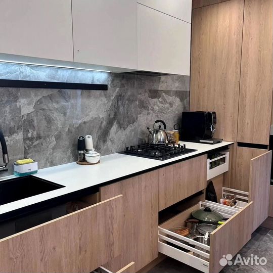 Кухонный гарнитур в современном стиле на заказ