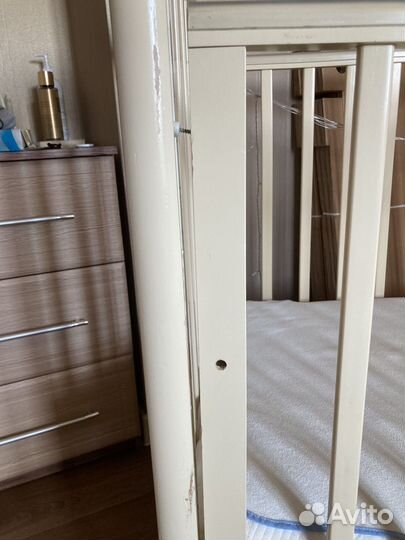 Детская кроватка с маятником и ящиком