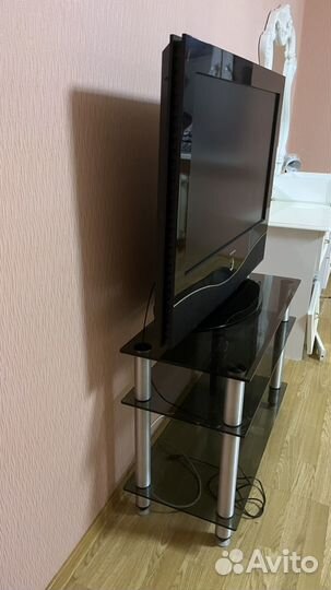 Стеклянная тумба и телевизор