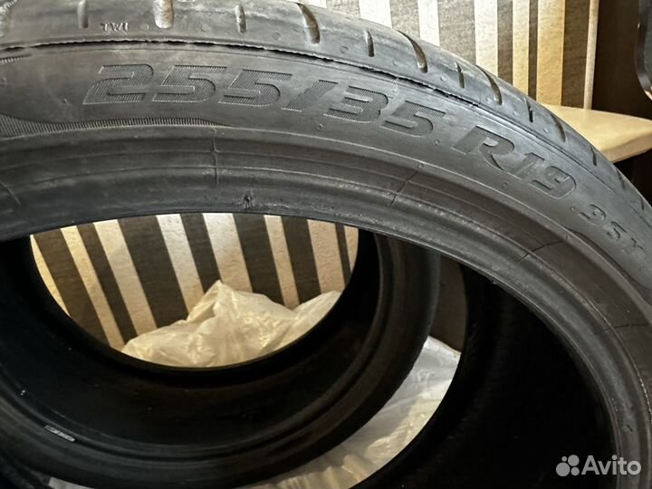 Pirelli P Zero 225/40 R19 и 255/35 R19 96Y